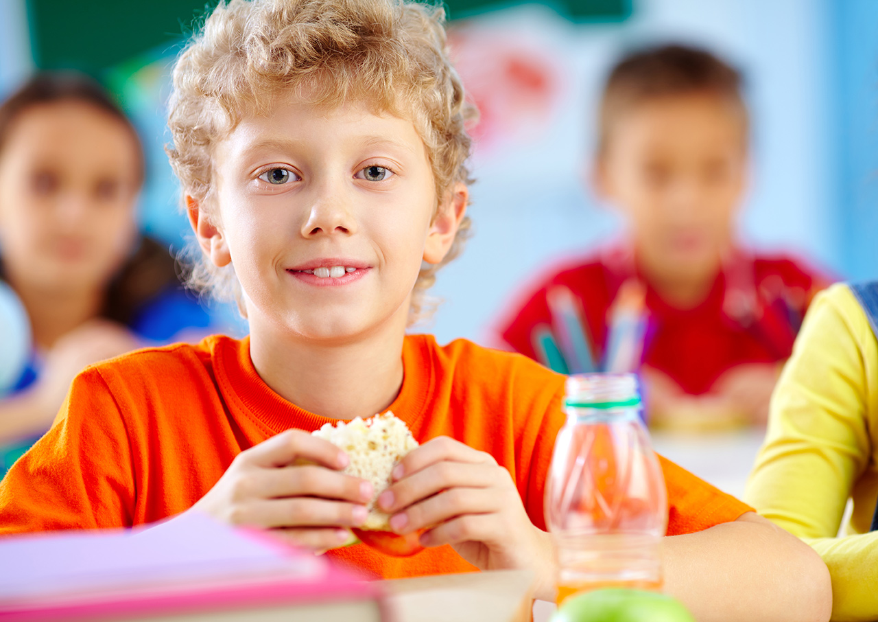 Comiendo para que los Niños puedan Disfrutar una Vida Saludable