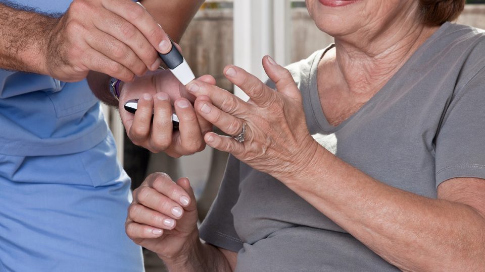 ¿Qué es y cómo prevenir la Hipoglicemia o Hipoglucemia? (Bajo nivel de glucosa en sangre)