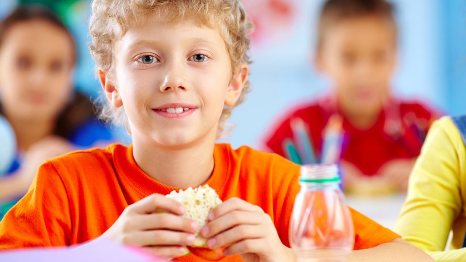 Comiendo para que los Niños puedan Disfrutar una Vida Saludable